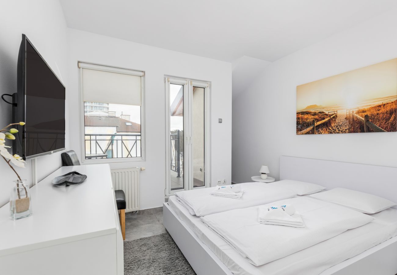 Ferienwohnung, Apartment, Miete, Zimmer, Bett, Nachttisch, Nachtlampe, Fenster, Balkon, Bild