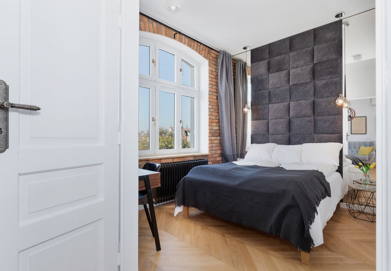 schlafzimmer, doppelbett, kleiderschrank, schreibtisch, spiegel, stuhl, spiegel, bettwäsche, kissen, nachttisch, nachtlampe, steckdose, mieten