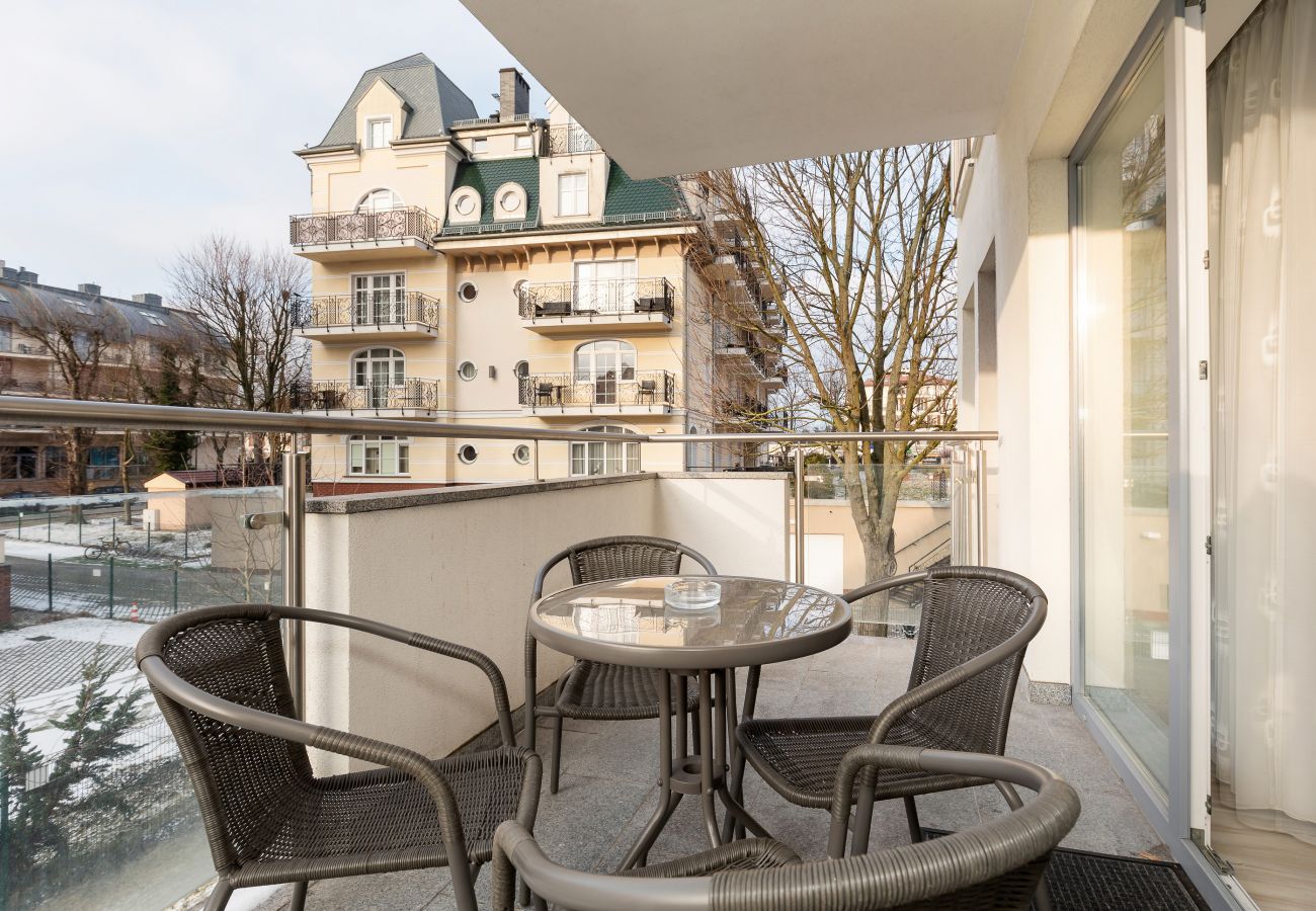 balkon, stühle, tisch, aussenansicht, blick vom balkon, wohnung aussenansicht, miete