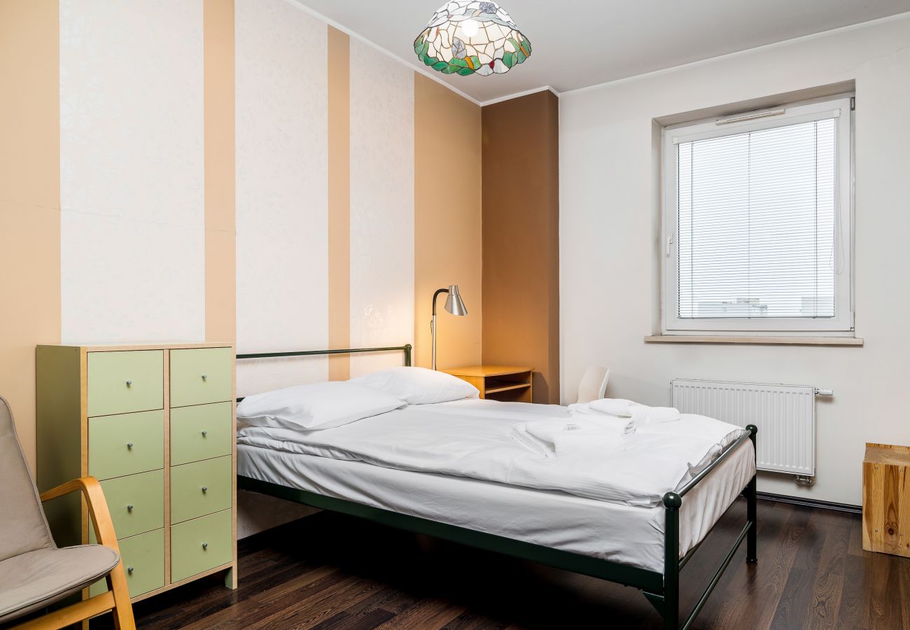 schlafzimmer, doppelbett, nachttisch, sessel, kleiderschrank, bettwäsche, kissen, wohnung, wohnungsausstattung, miete