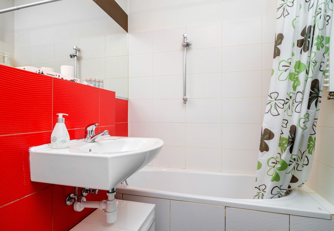 badezimmer, badewanne, wc, spiegel, waschbecken, waschmaschine, wohnung innenraum, wohnung, miete