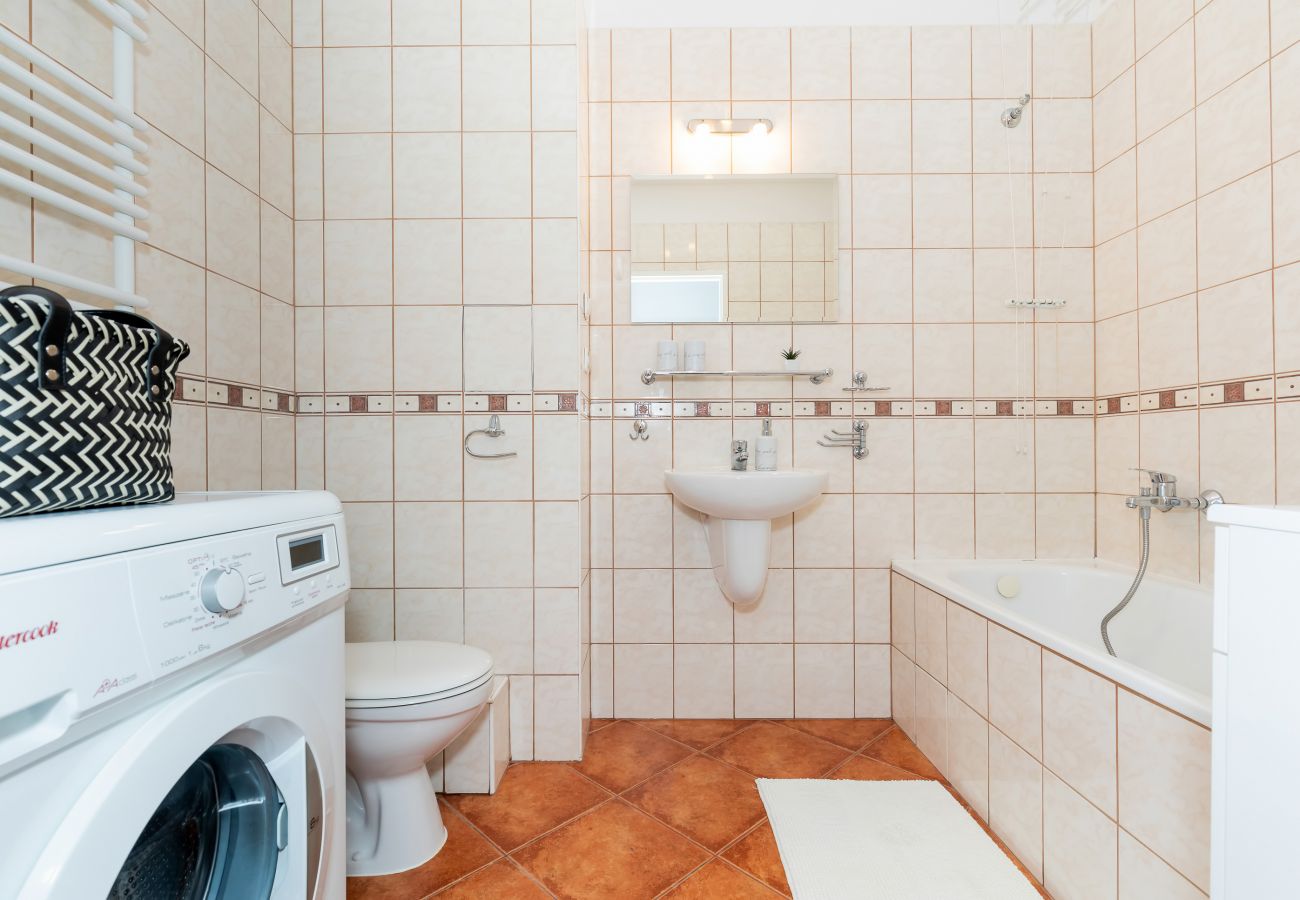 badezimmer, badewanne, waschbecken, spiegel, toilette, wohnung, inneres