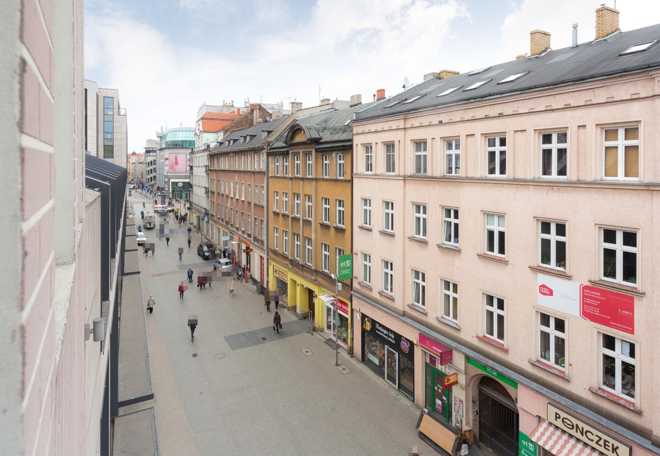 blick, blick von der wohnung, blick auf die straße, blick auf die stadt, wohnung aussenansicht, außenansicht, wohnhaus aussenansicht, miete