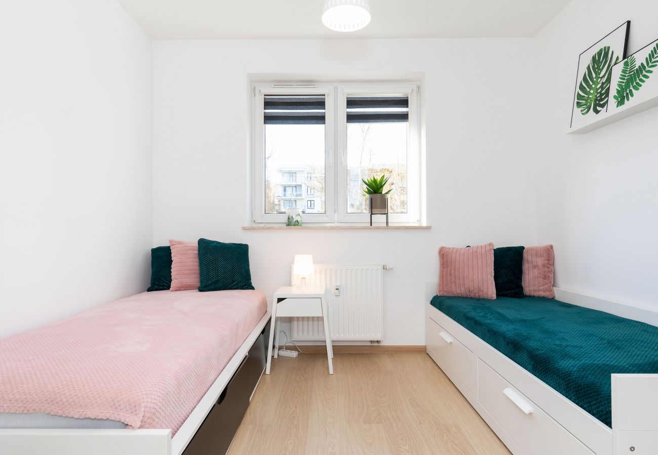 schlafzimmer, einzelbetten, nachttisch, nachtlampe, kleiderschrank, kissen, bettwäsche, wohnung, innenausstattung, miete