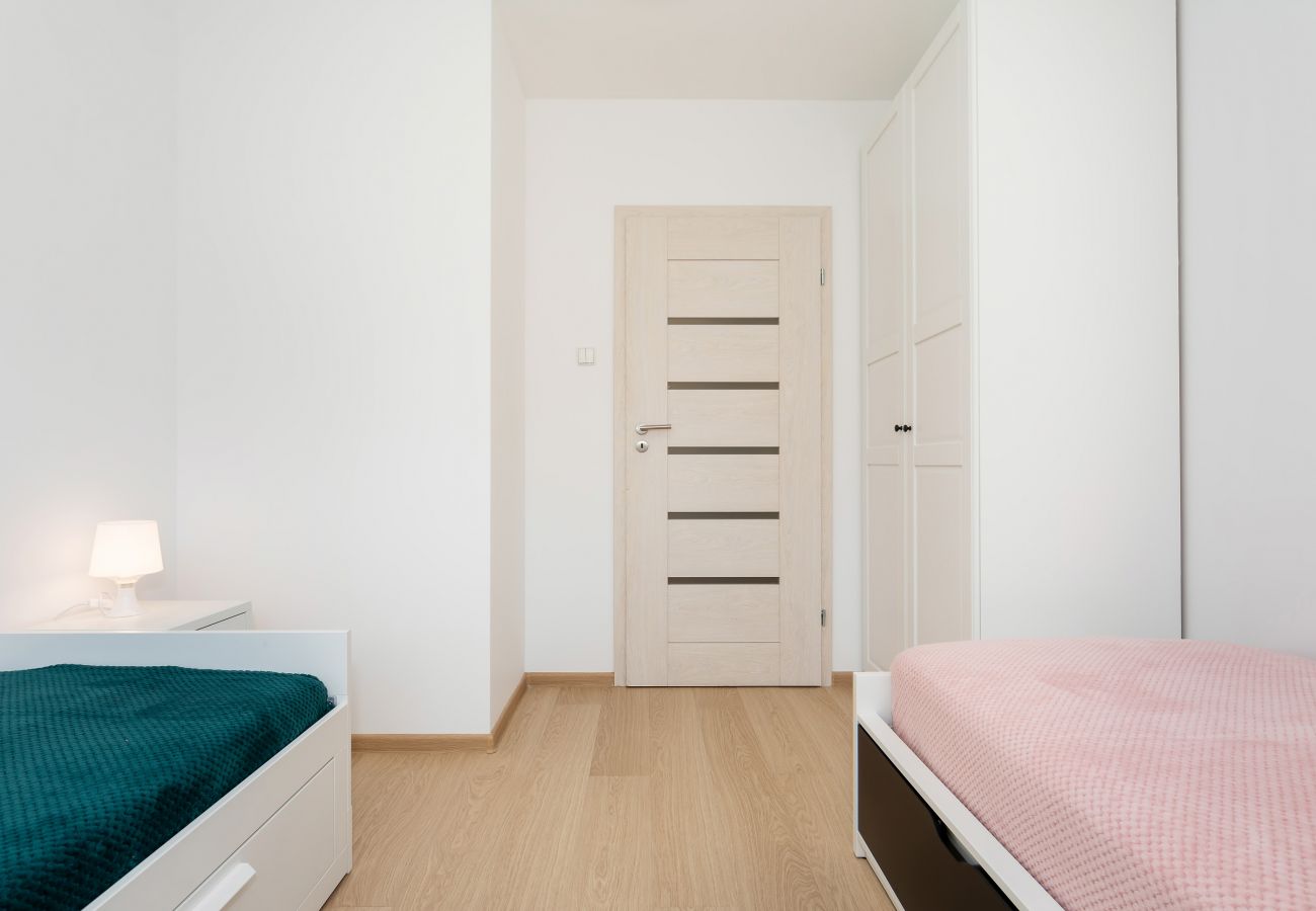 schlafzimmer, einzelbetten, nachttisch, nachtlampe, kleiderschrank, kissen, bettwäsche, wohnung, innenausstattung, miete