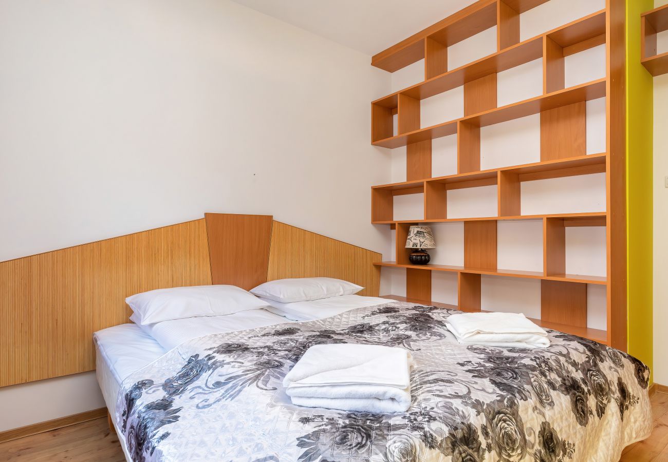 schlafzimmer, doppelbett, bettwäsche, kissen, kleiderschrank, fernseher, wohnung, inneres