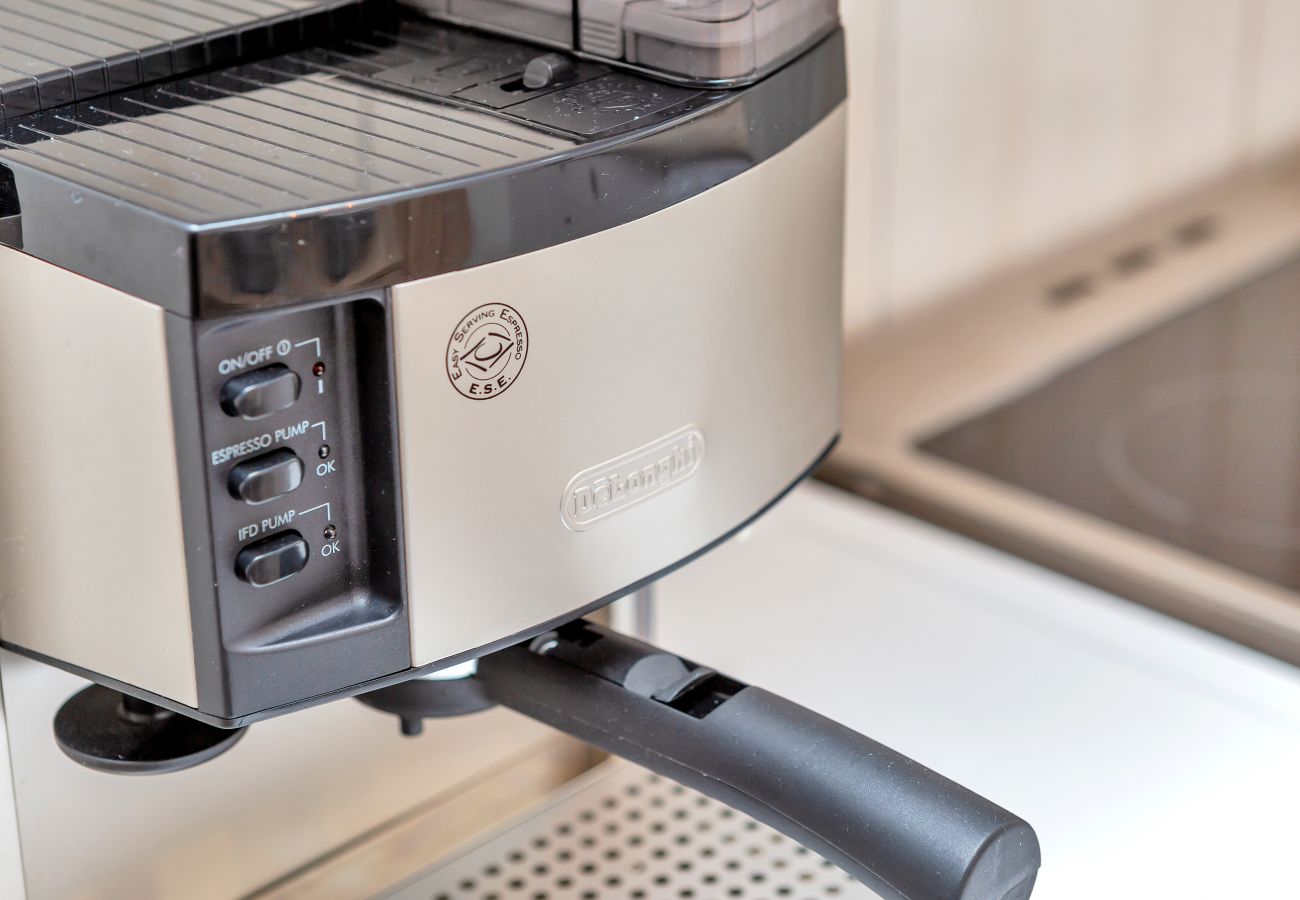 Küche, Küchenzeile, Elektroherd, Backofen, Wasserkocher, Kühlschrank, Geschirrspüler, Mikrowelle, Kaffeemaschine, Toaster, Backofen, Schränke, Wohnung