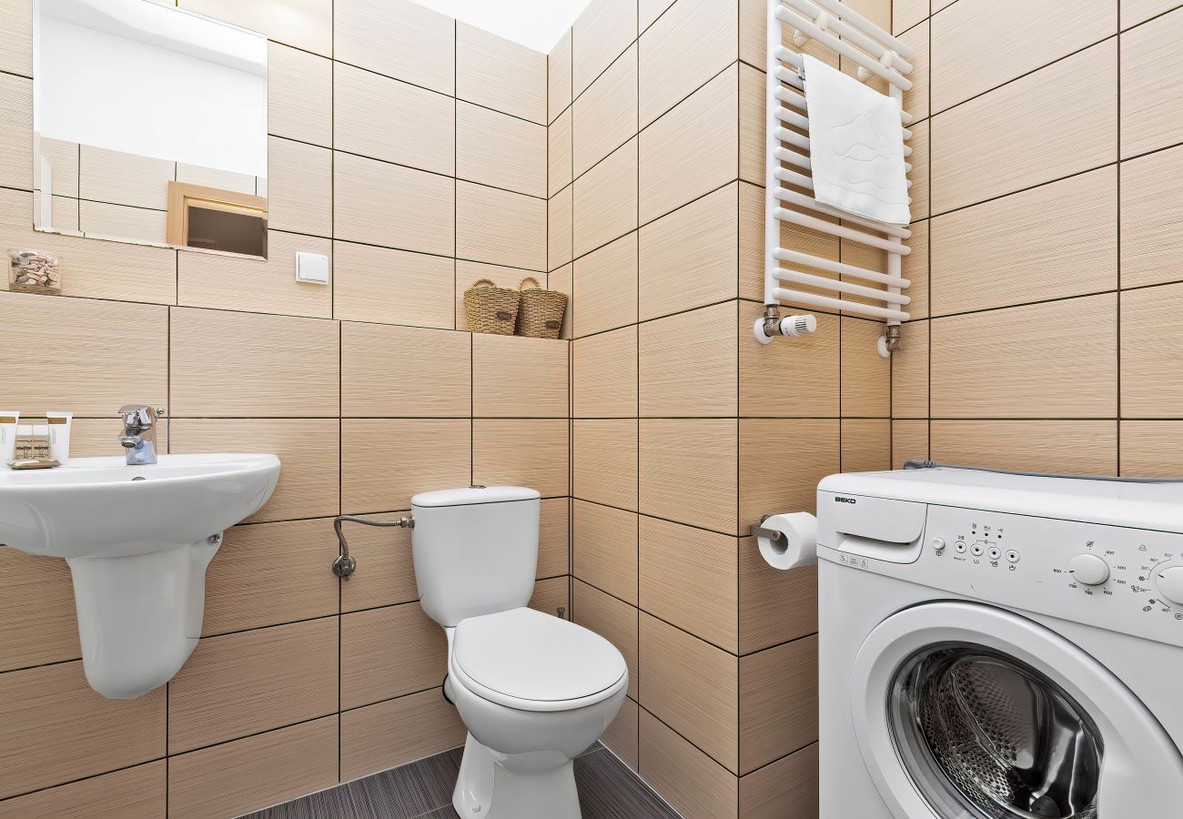 Bad, Dusche, Waschbecken, Toilette, Spiegel, Handtücher, Wohnung, Interieur, Vermietung