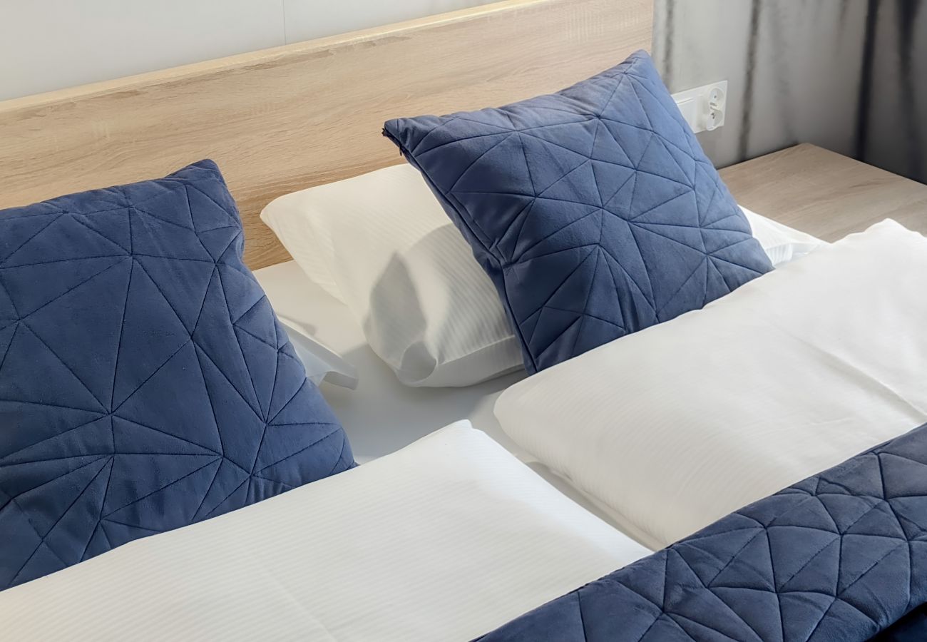 schlafzimmer, doppelbett, nachttisch, nachtlampe, kleiderschrank, bettwäsche, kissen, wohnung, innenausstattung, miete