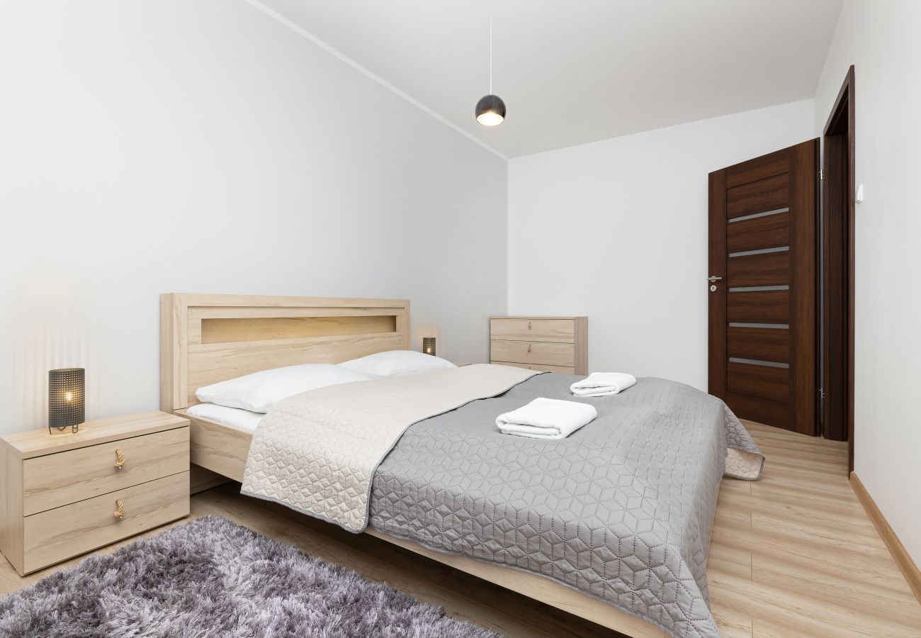 Schlafzimmer, Doppelbett, Kleiderschrank, Bettwäsche, Kissen, Wohnung, Interieur, Miete