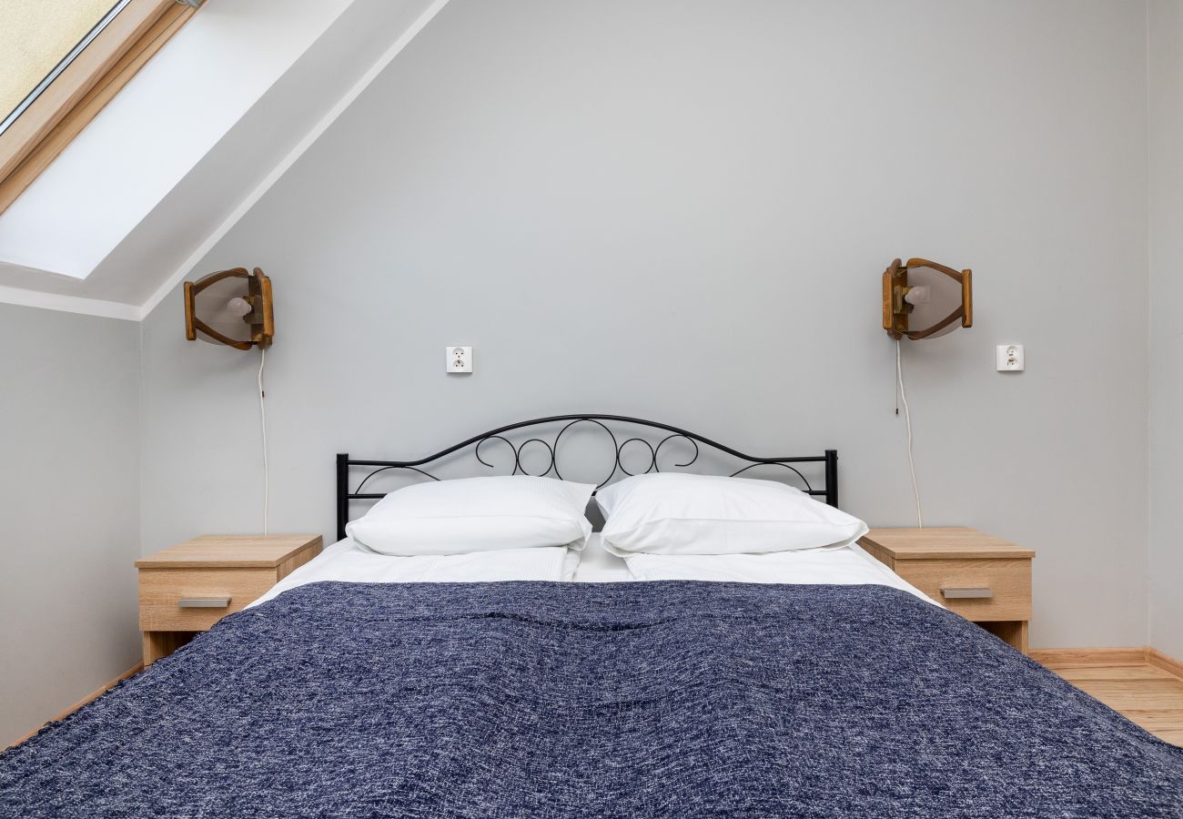 schlafzimmer, bett, nachttisch, nachtlampe, bettwäsche, kissen, ferienwohnung, innenraum, miete, apartment