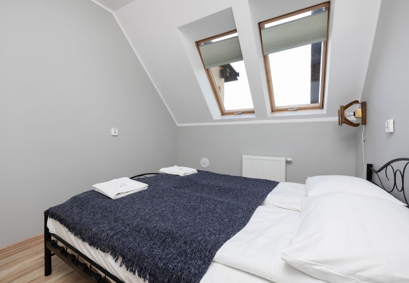 schlafzimmer, bett, nachttisch, nachtlampe, bettwäsche, kissen, ferienwohnung, innenraum, miete, apartment