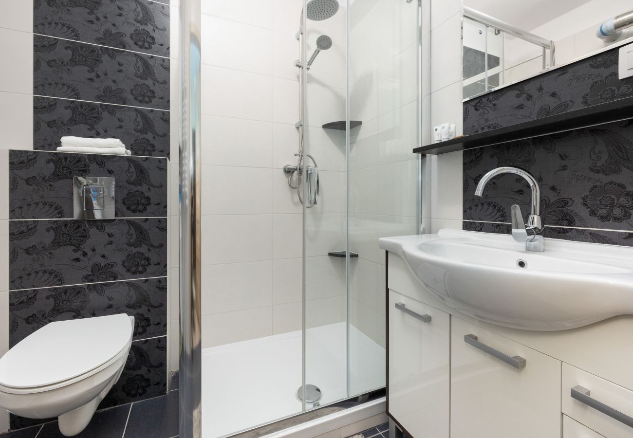 Bad, Dusche, Waschbecken, WC, Spiegel, Ferienwohnung, Innenraum, Miete, Apartment