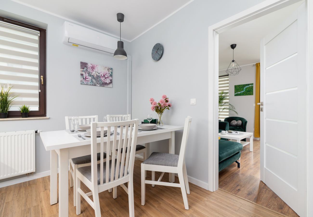 Ferienwohnung in Kraków -  Cystersów 20C / 29, Apartment mit 2 Schlafzimmern, Parkplatz und Balkon, Krakau