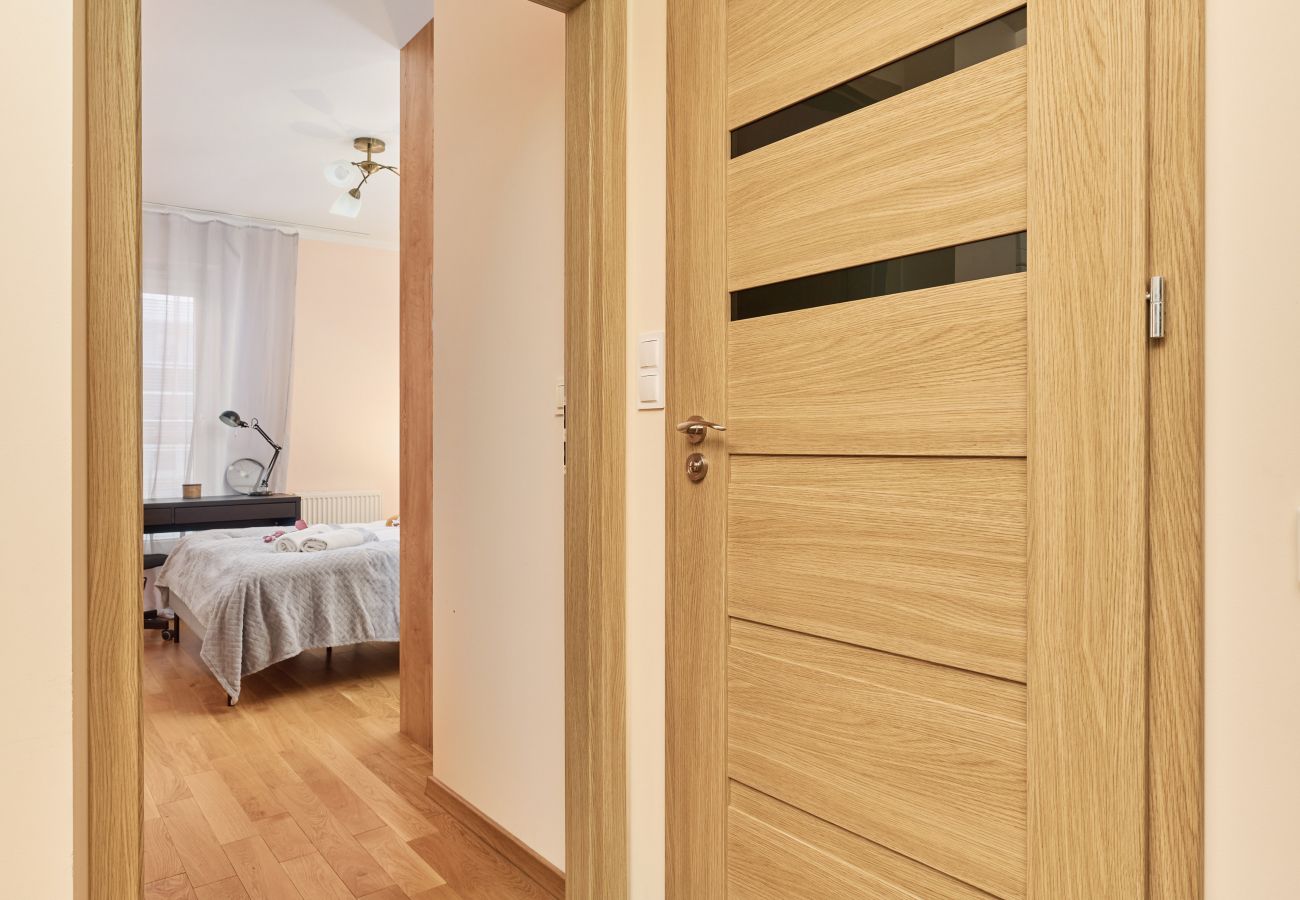 Ferienwohnung in Wrocław - Róży Wiatrów 25/31 | Wifi, Haustierfreundlich, 1 Schlafzimmer, Balkon, Garage, Breslau