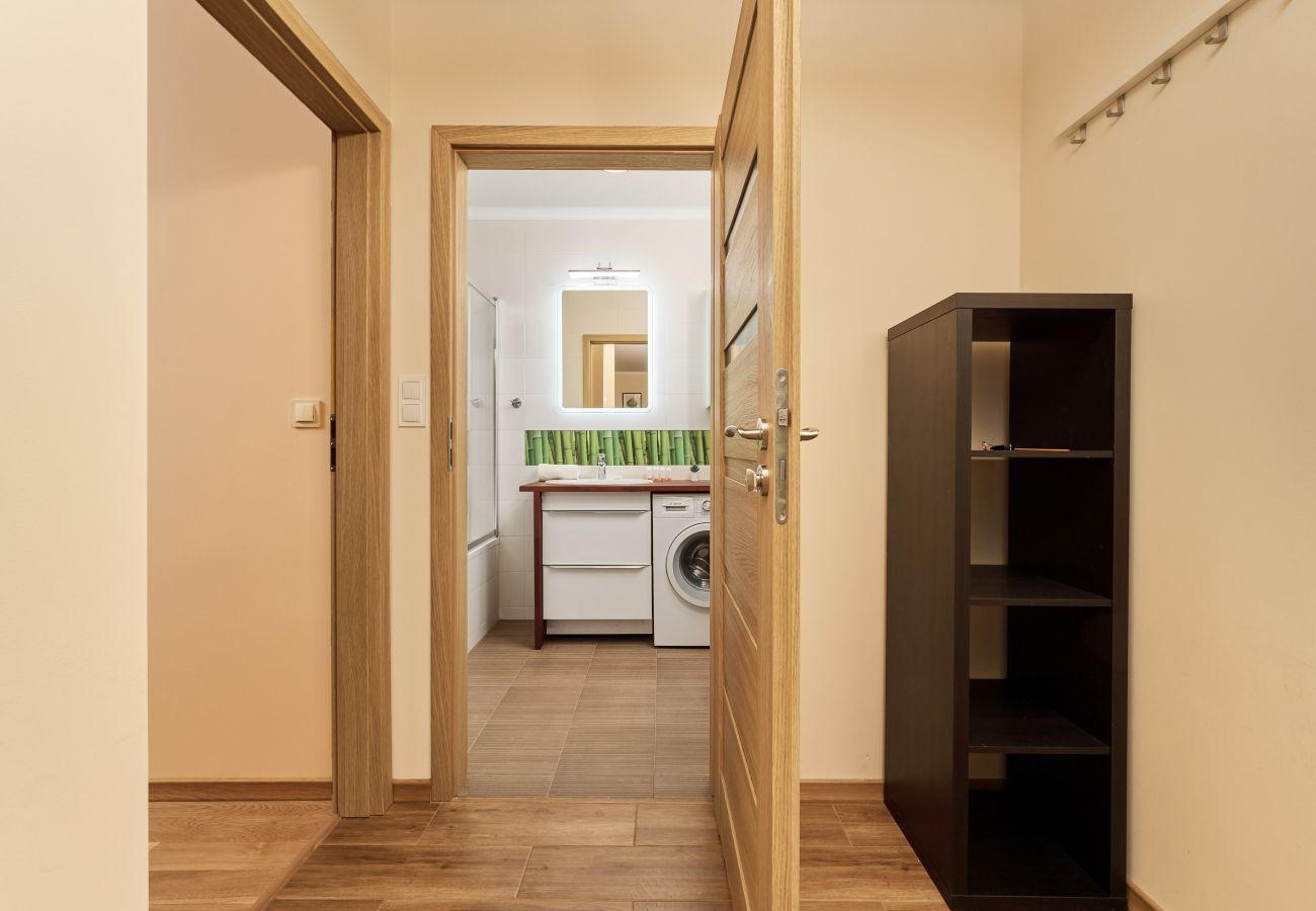 Ferienwohnung in Wrocław - Róży Wiatrów 25/31 | Wifi, Haustierfreundlich, 1 Schlafzimmer, Balkon, Garage, Breslau