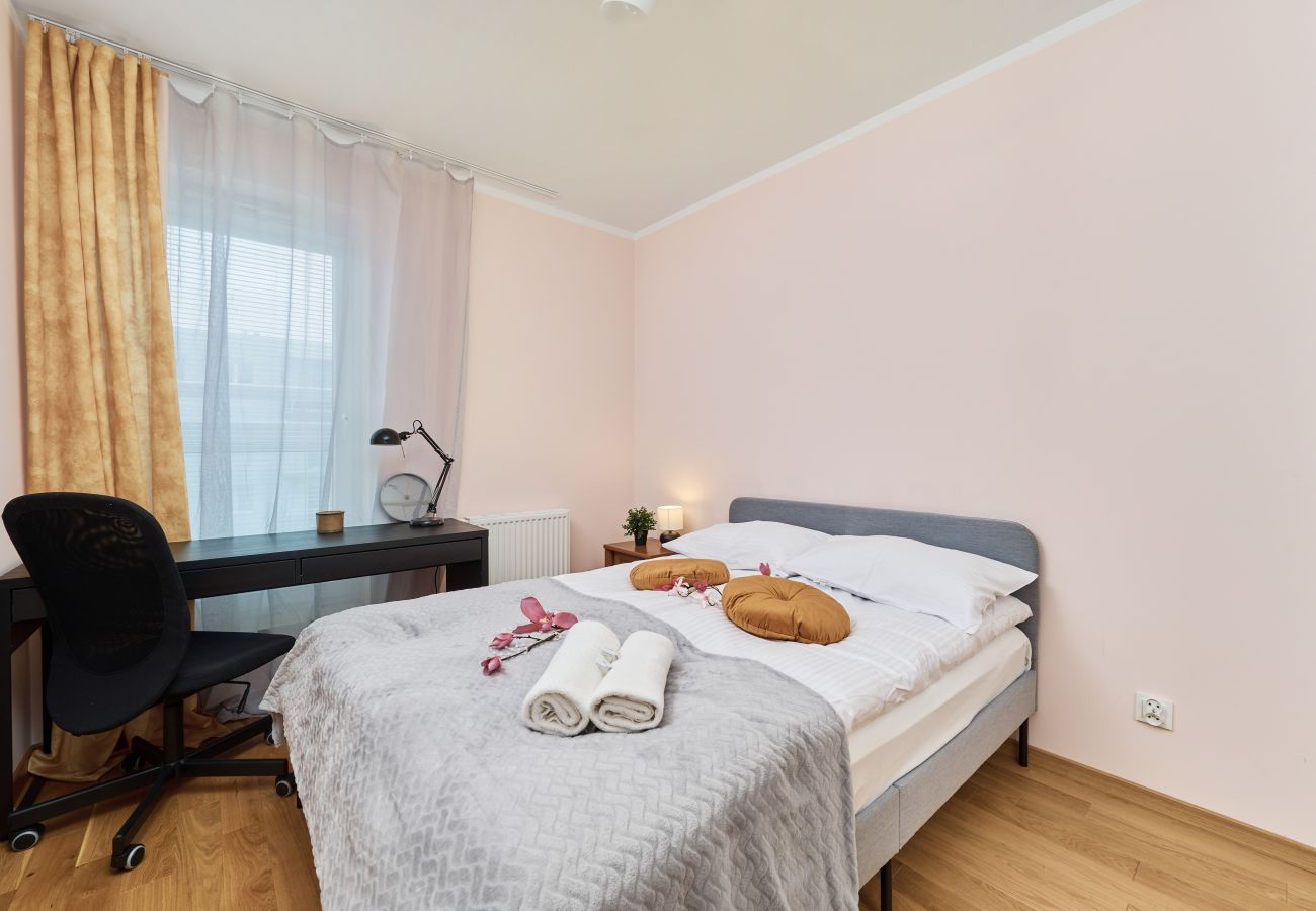 Ferienwohnung in Wrocław - Róży Wiatrów 25/31 | Wifi, Haustierfreundlich, 1 Schlafzimmer, Balkon, Garage, Breslau