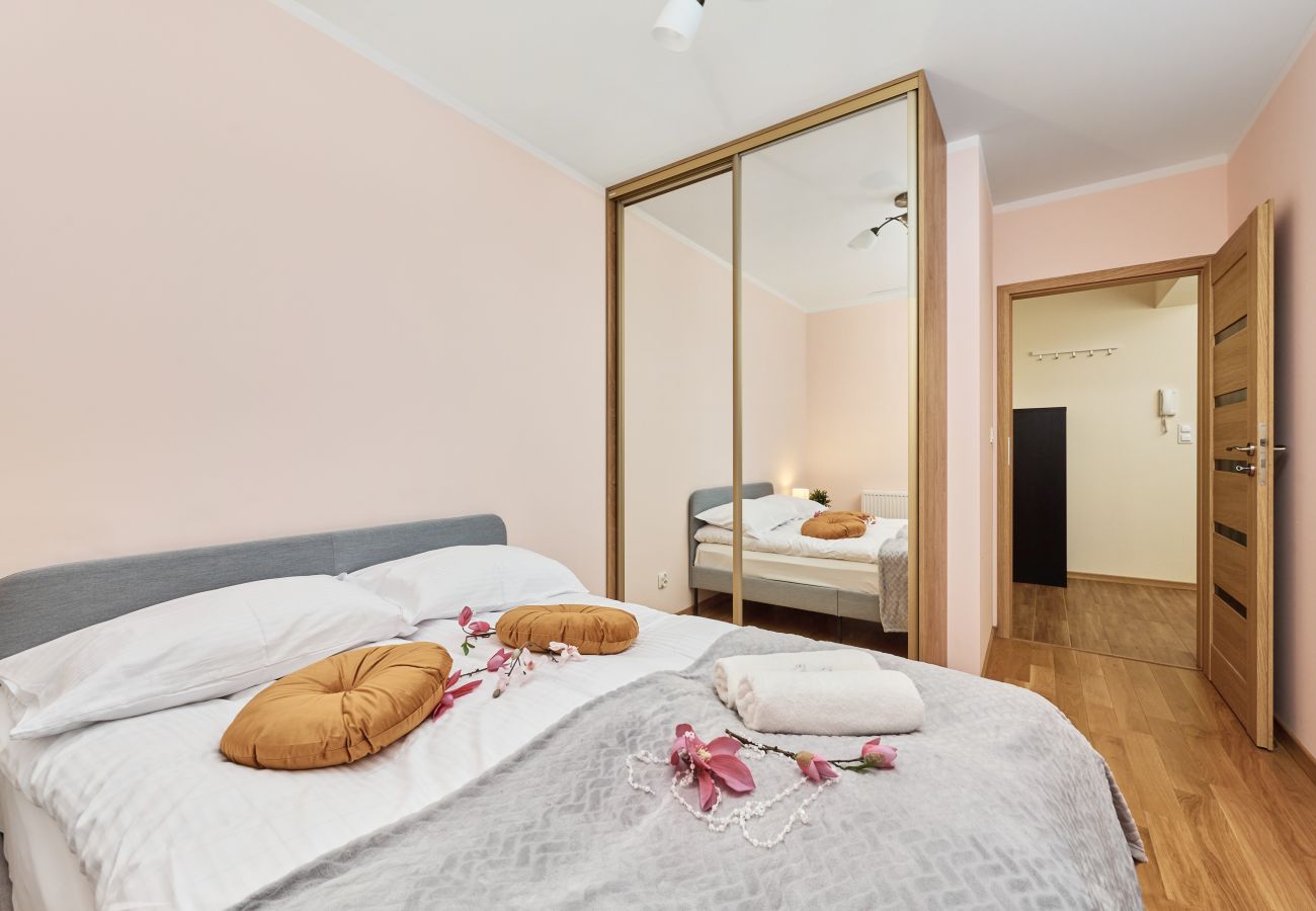 Ferienwohnung in Wrocław - Róży Wiatrów 25/31 | Wifi, Haustierfreundlich, 1 Schlafzimmer, Balkon, Garage, Breslau