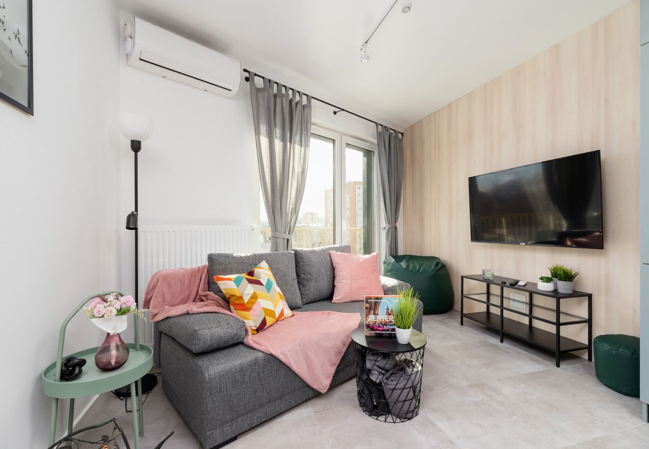 Ein geräumiges Wohnzimmer in einem Premium-Apartment in Krakau in der Świtezianka-Straße, in der Nähe der Tauron-Arena.