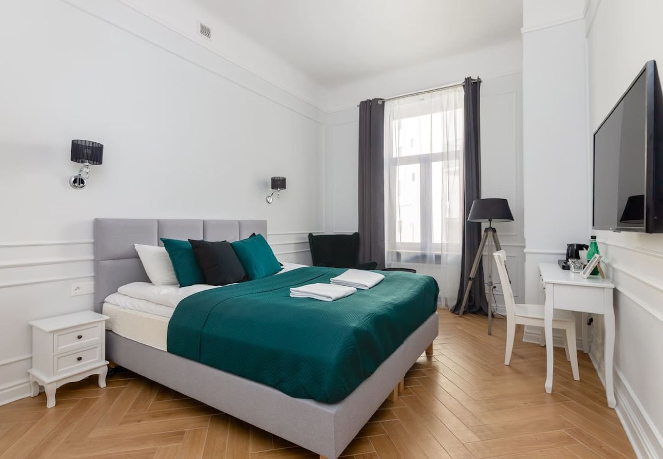 Studio in Warszawa - Zimmer in einem Appartement mit Doppelbett 