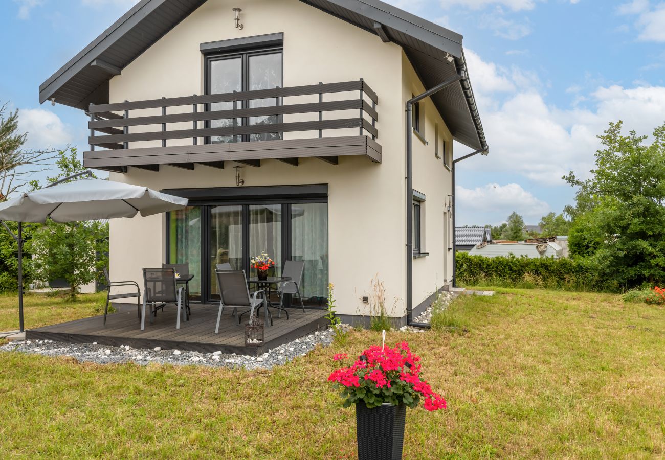 Ferienhaus in Zastań - Geräumiges Haus am Meer Harald  mit Garten, 3 km zum Strand