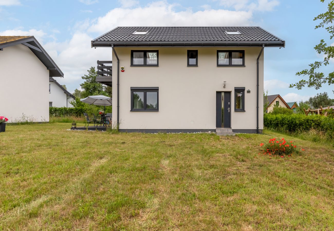 Ferienhaus in Zastań - Geräumiges Haus am Meer Harald  mit Garten, 3 km zum Strand