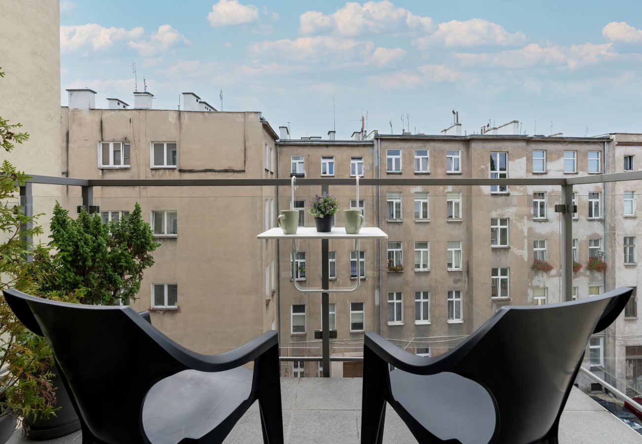 Ferienwohnung in Wrocław - Elegantes pastellfarbenes Apartment mit Balkon in Wroclaw