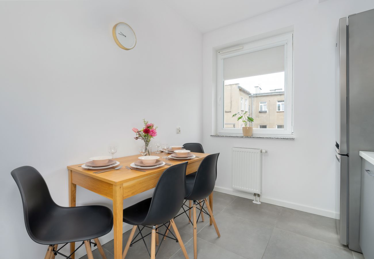 Ferienwohnung in Wrocław - Elegantes pastellfarbenes Apartment mit Balkon in Wroclaw