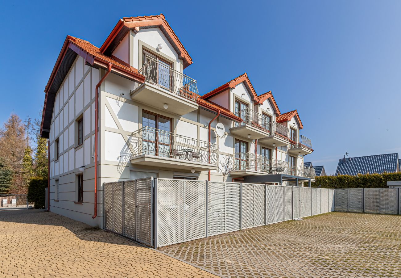 Ferienwohnung in Dębki - Helle Wohnung | Möblierter Balkon | Parkplatz | Küste | Dębki