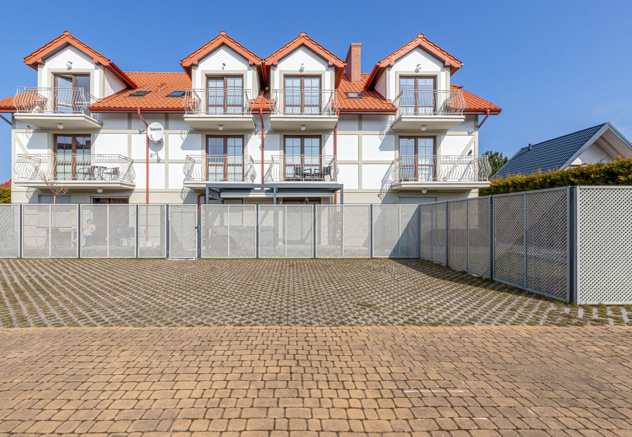 Ferienwohnung in Dębki - Helle Wohnung | Möblierter Balkon | Parkplatz | Küste | Dębki