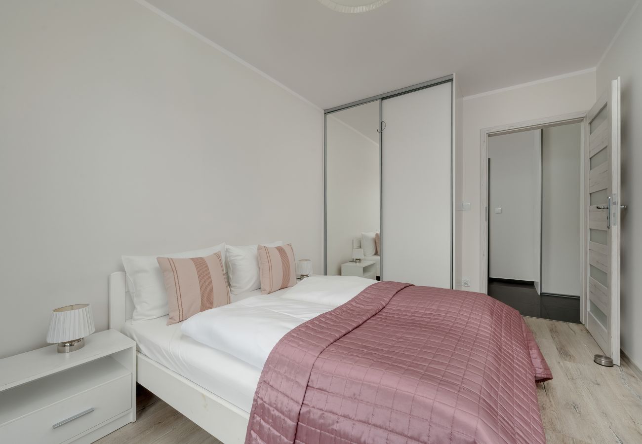 Ferienwohnung in Wrocław - Reymonta 10E | Ein-Schlafzimmer-Apartment | 2 Personen | Möblierter Balkon | Parkplatz | Wrocław