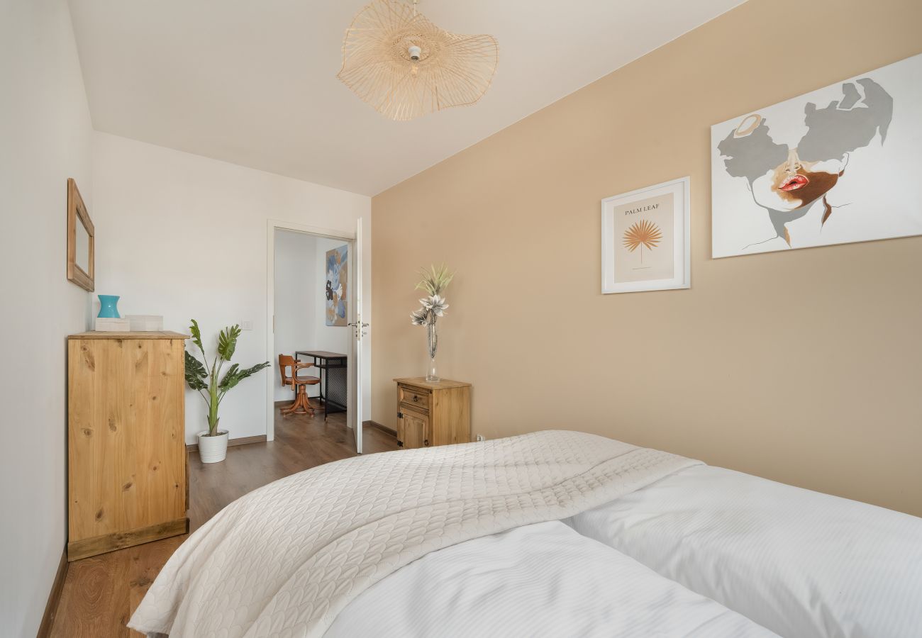 Ferienwohnung in Wrocław - Modernes Apartment mit Balkon in Wrocław | 4 Personen | Haustiere erlaubt | Smart TV | Geschlossener Innenhof mit Spielplatz