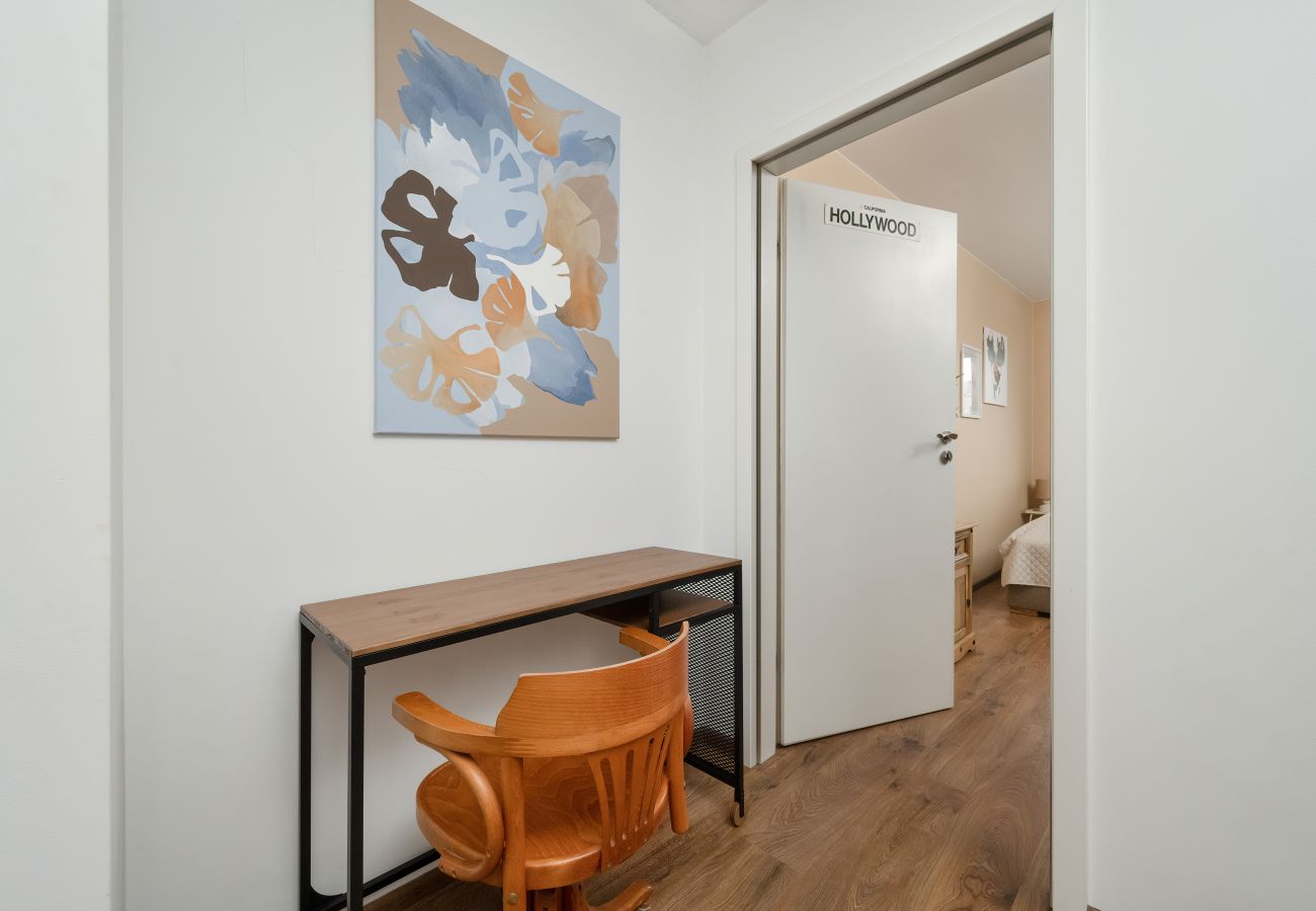 Ferienwohnung in Wrocław - Modernes Apartment mit Balkon in Wrocław | 4 Personen | Haustiere erlaubt | Smart TV | Geschlossener Innenhof mit Spielplatz