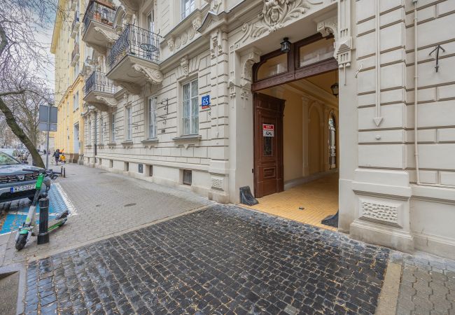Ferienwohnung in Warszawa - Wilcza 65 | Historisches Mietshaus | Ein Schlafzimmer | Für 6 Personen | Warschau Downtown.