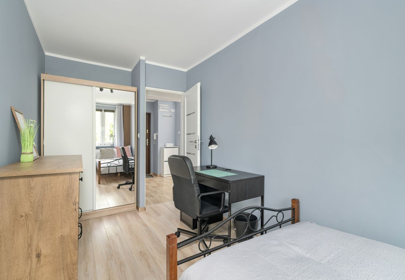 Ferienwohnung in Poznań - Osiedle Kosmonautów 15 | Poznań | Ein-Schlafzimmer-Apartment | 4 Personen | Badewanne | Schreibtisch für Fernarbeit