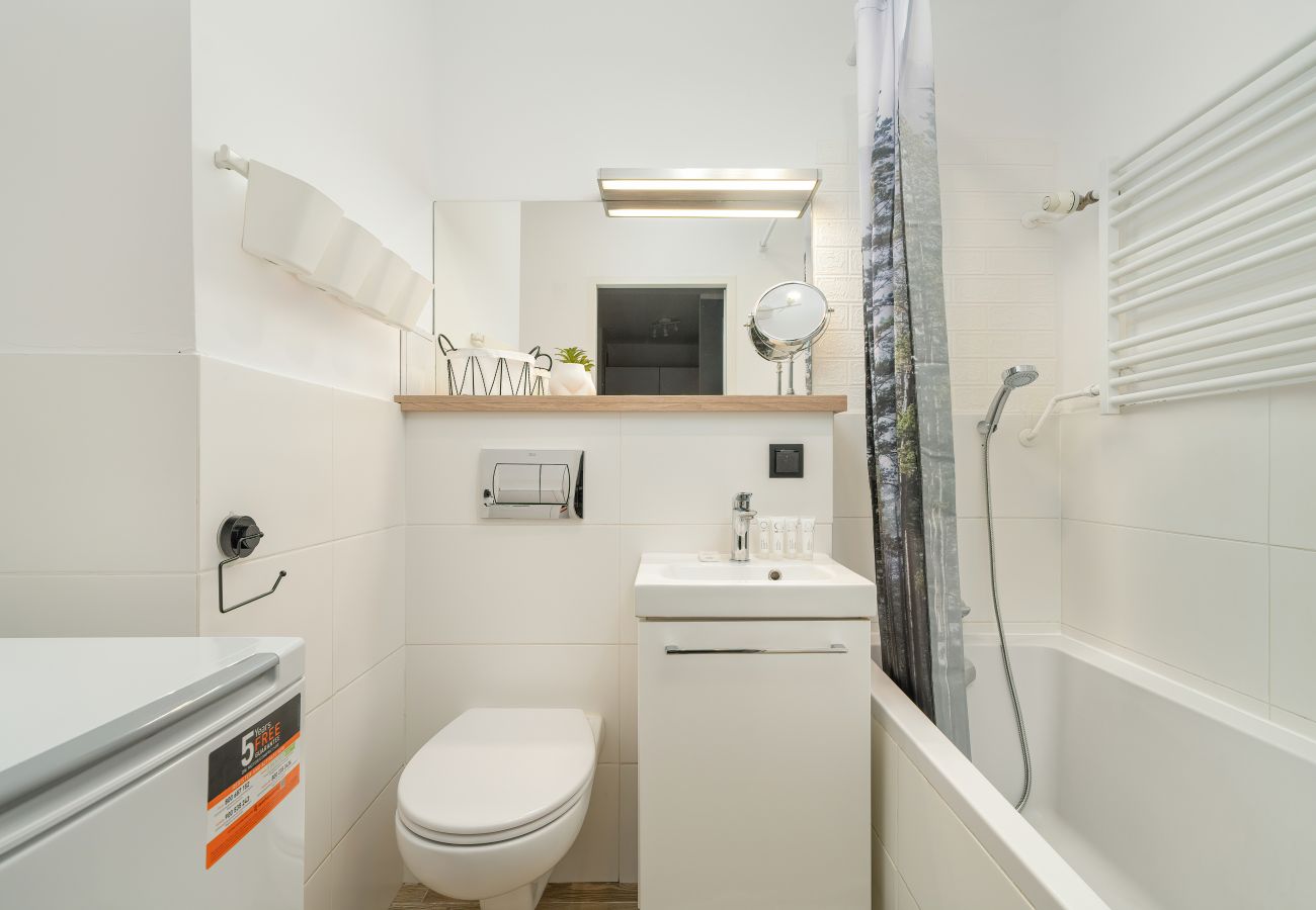 Ferienwohnung in Poznań - Osiedle Kosmonautów 15 | Poznań | Ein-Schlafzimmer-Apartment | 4 Personen | Badewanne | Schreibtisch für Fernarbeit