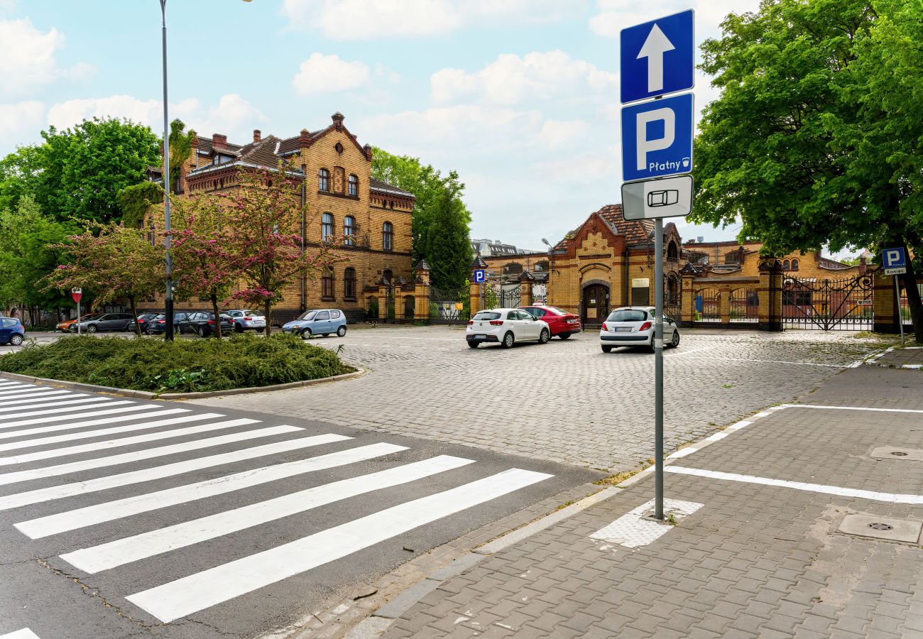 Ferienwohnung in Poznań - Esencja Anwesen Garbary 104F | Wifi, 1 Schlafzimmer, Balkon, Parkplatz, Poznan