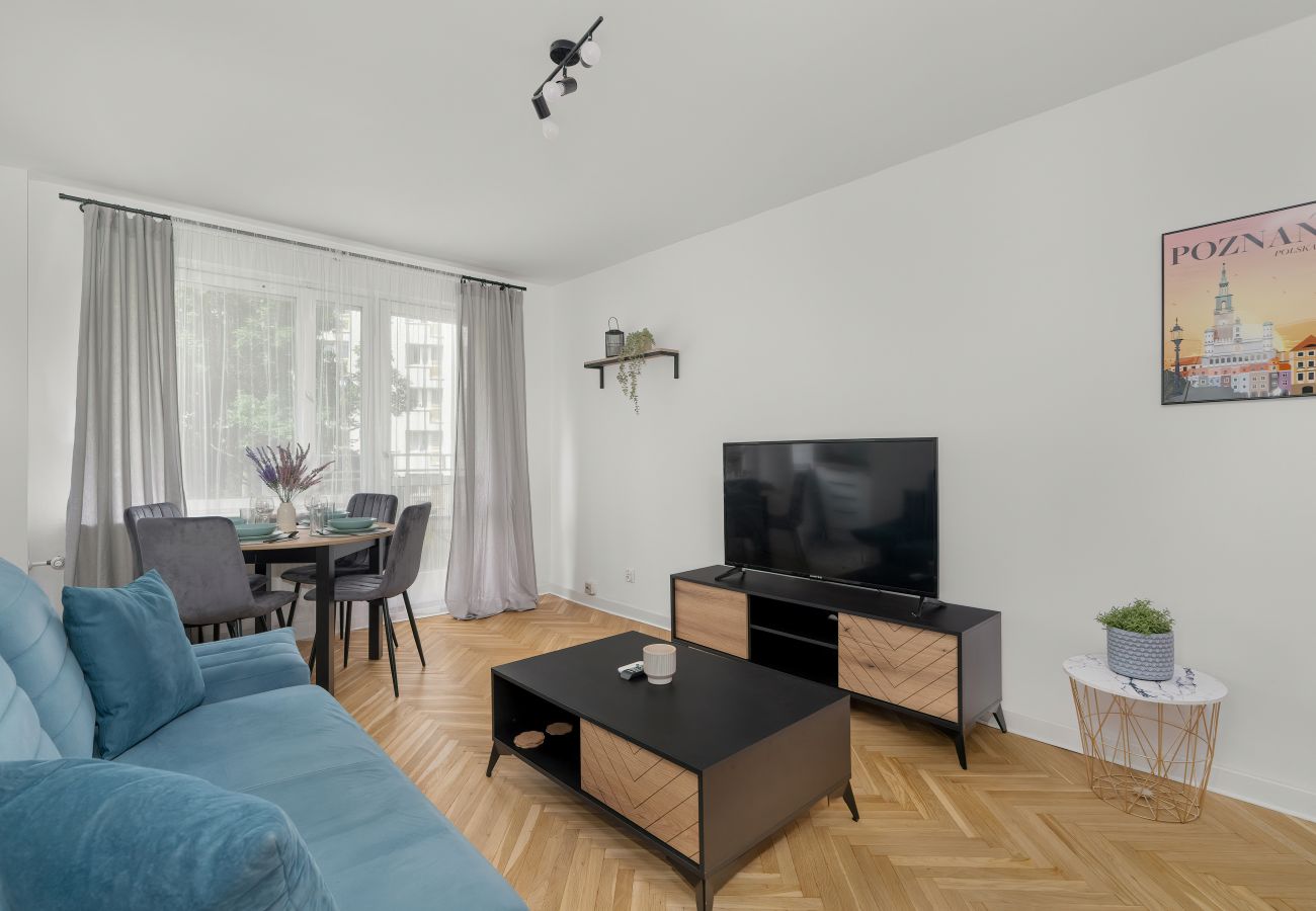 Ferienwohnung in Poznań - Os. Pod Lipami 2F | Ein-Schlafzimmer-Apartment | 4 Personen | Möblierter Balkon | Poznań