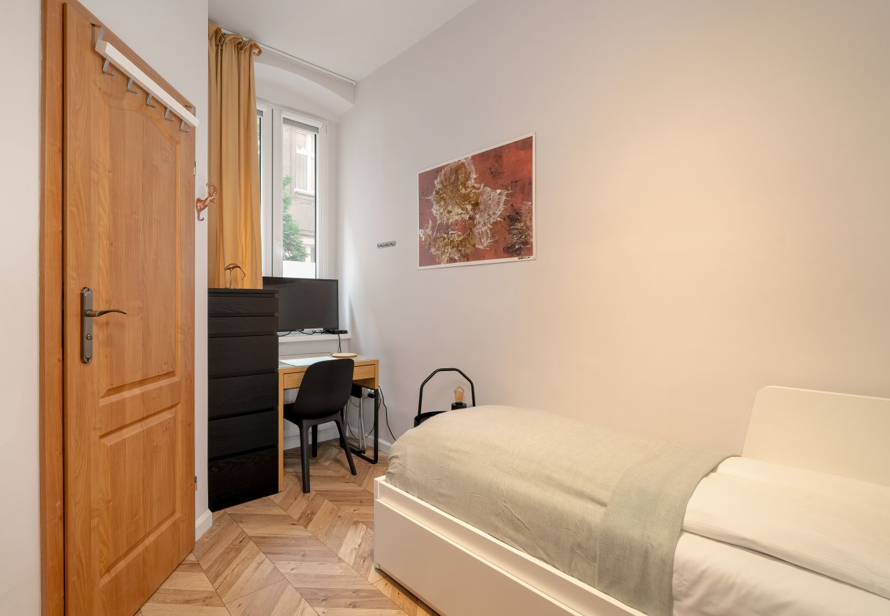 Studio in Poznań - Garbary 33 | Kompaktes Studio im Erdgeschoss im Zentrum von Poznań | In der Nähe von Markt und Park | Schreibtisch für Fernarbeit