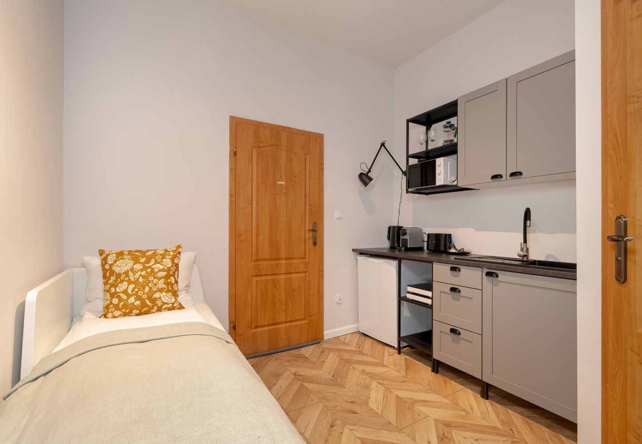 Studio in Poznań - Garbary 33 | Kompaktes Studio im Erdgeschoss im Zentrum von Poznań | In der Nähe von Markt und Park | Schreibtisch für Fernarbeit