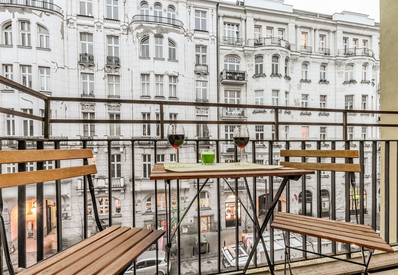 Apartment in Warszawa - One Bedroom Apartment Warsaw Hoża | Bathtub, Balcony