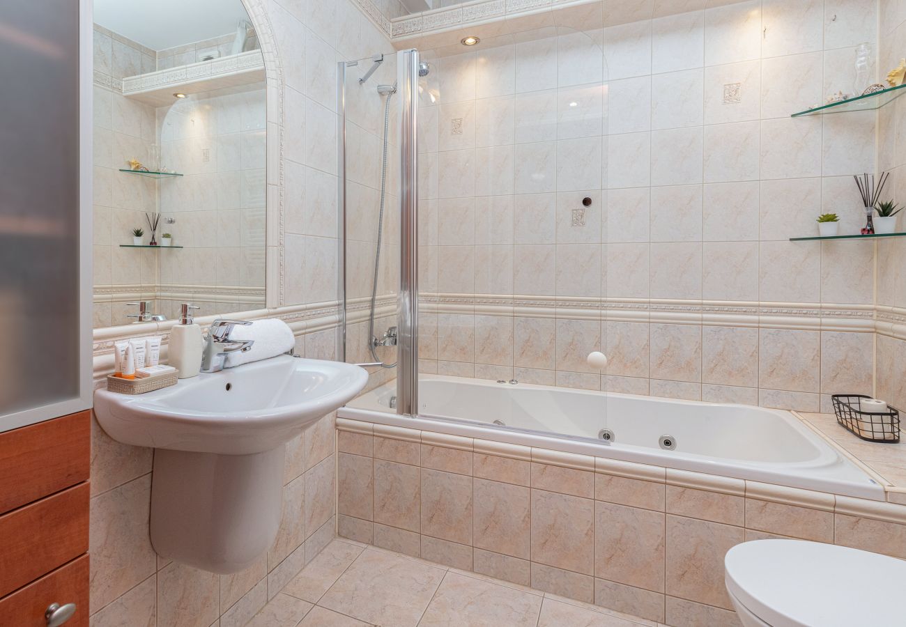 Apartment in Gdynia - Radosna 3B / 2 in Gdynia | 2 bedrooms, bathtub & grill