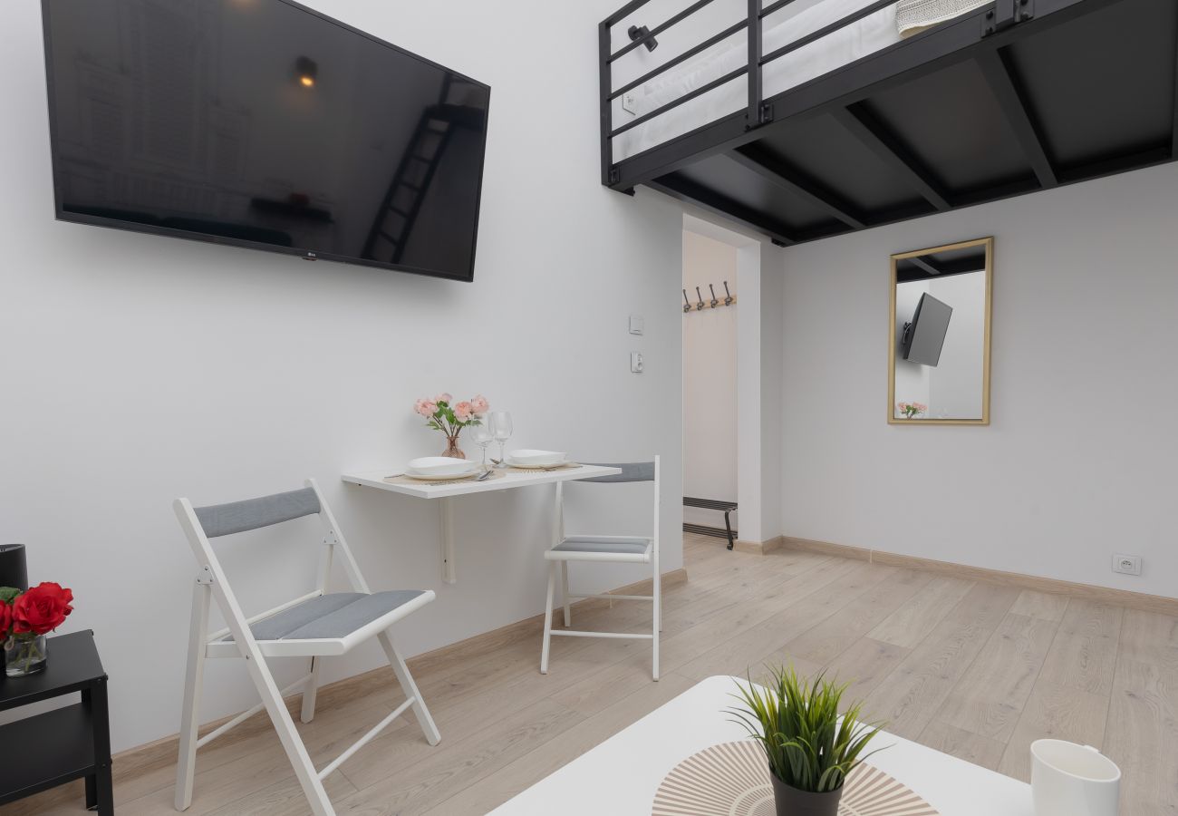 Studio in Warszawa - Al. Wyzwolenia 10 | Wifi, Pet-friendly, Studio with mezzanine, 4 guests, Warsaw