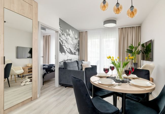 Apartment in Zakopane - Apartment with a Balcony in Zakopane | Sauna | Gym | Parking | SmartTV