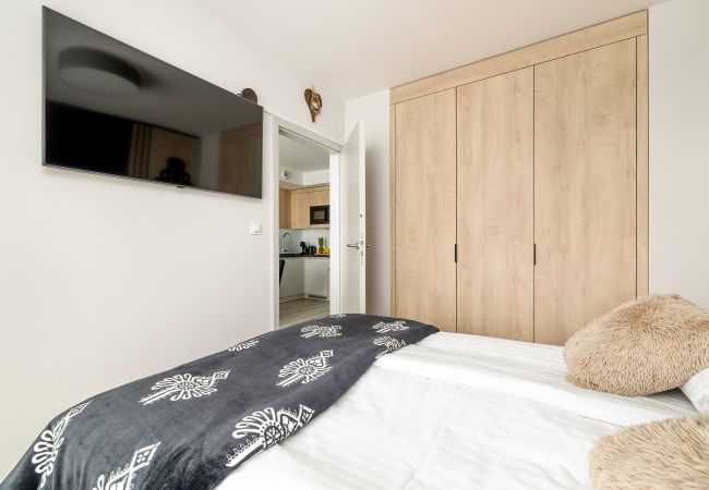 Apartment in Zakopane - Apartment with a Balcony in Zakopane | Sauna | Gym | Parking | SmartTV