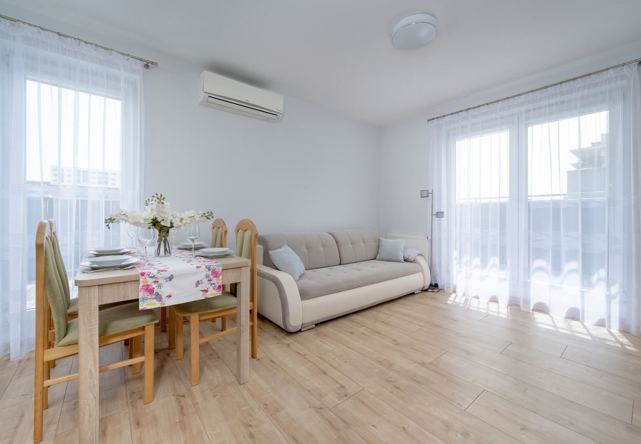 Apartment in Wrocław - Beautiful Apartment | 1 Bedroom | Balcony & Parking | Wrocław