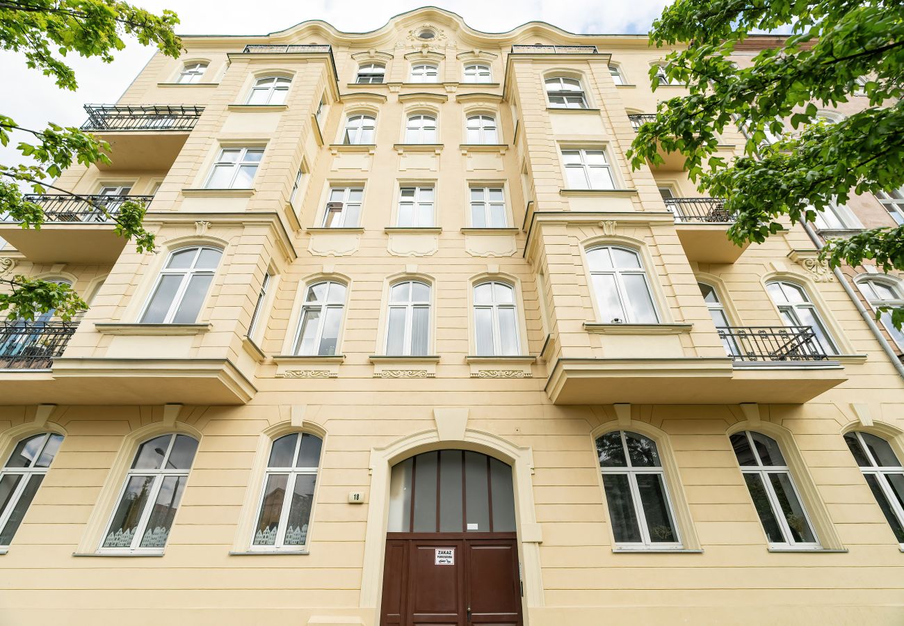 Studio in Poznań - Długa 18 | Comfortable and Stylish Studio with Mezzanine | 4 People | Poznań