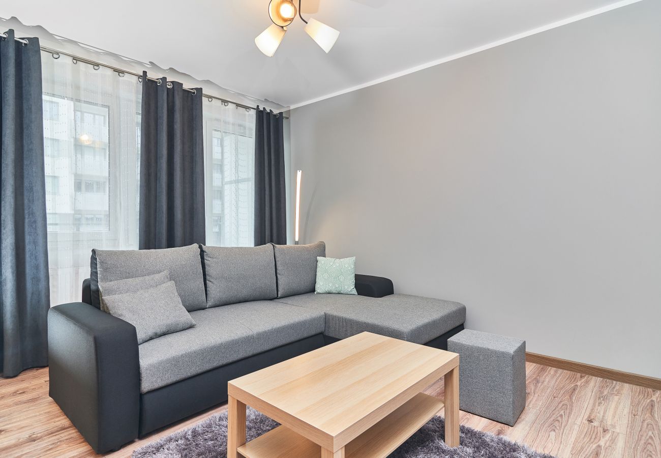 salon, stolik kawowy, telewizor, sofa, jadalnia, aneks kuchenny, apartament, wnętrze, wynajem