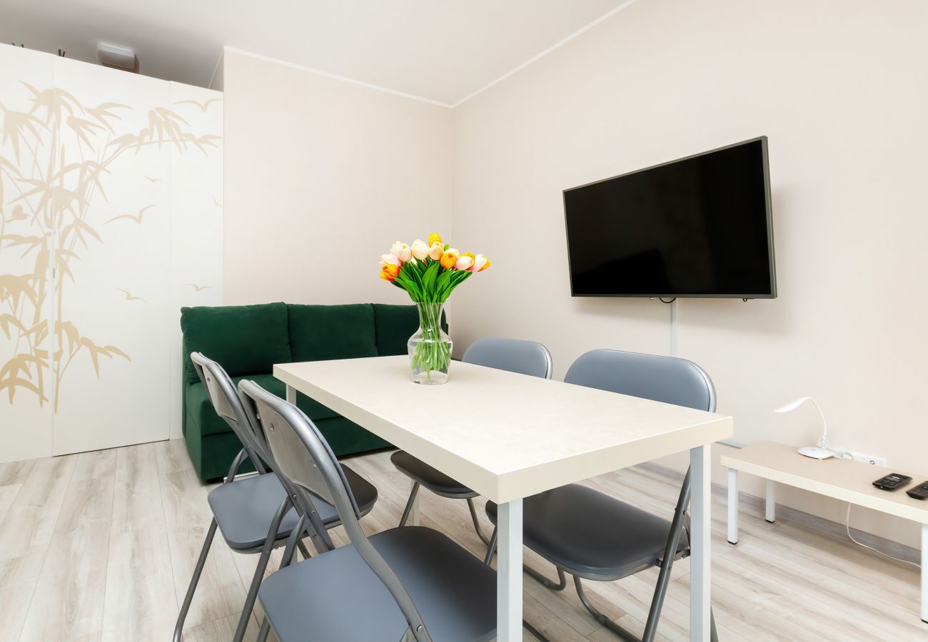 apartament, wynajem, salon, sofa, stół, krzesła, TV