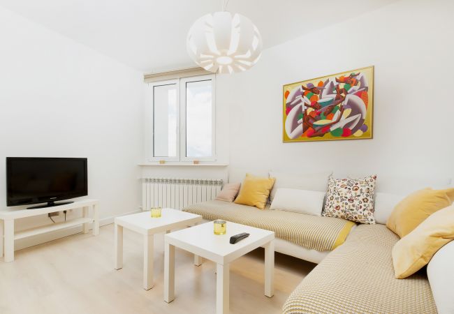 salon, sofa, stolik kawowy, telewizor, szafa, apartament, wnętrze, wynajem